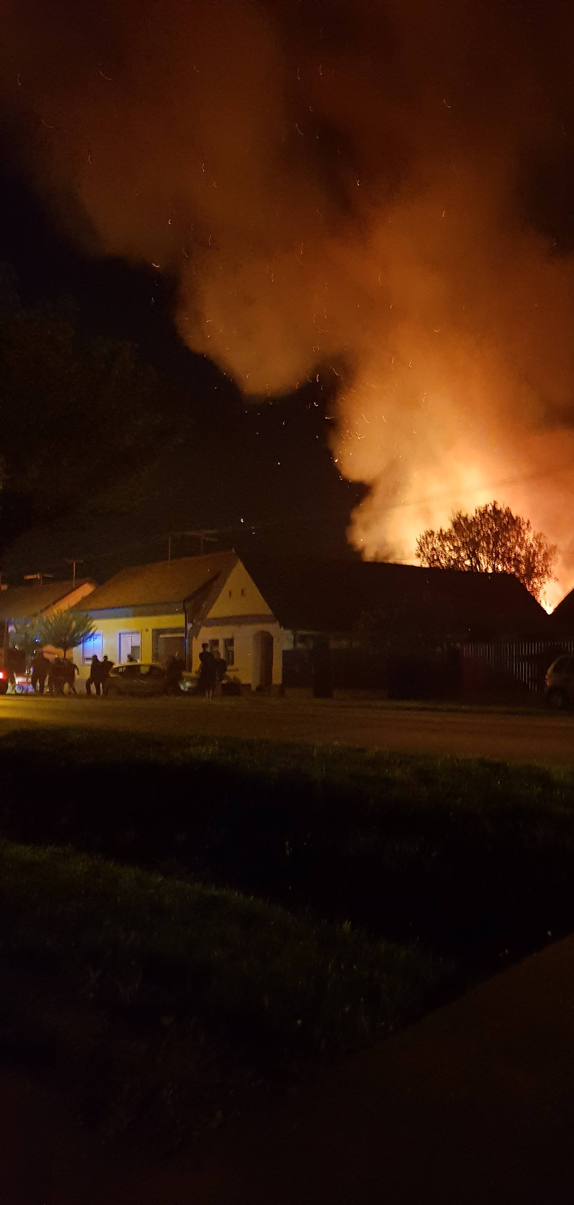 U Ivankovu vatra gutala bale sijena pa skladište namještaja