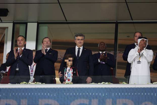 Plenković u društvu sina, naši ministri okruženi šeicima, stigle su i  obitelji Modrić i Kramarić...