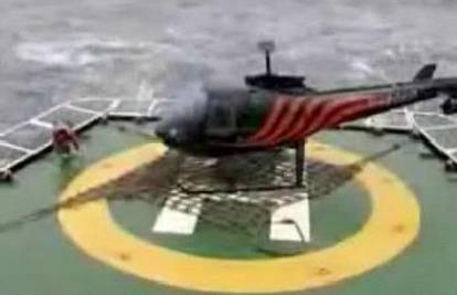 Helikopter se umalo srušio na palubu broda nosača