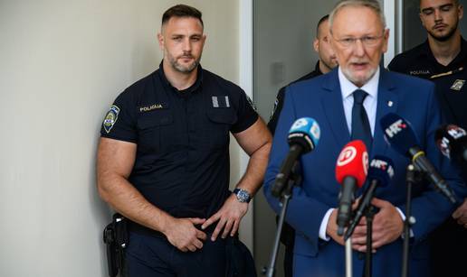 Hrvatice su poludjele za ovim policajcem! Bio je iza Božinovića na presici: 'Gdje on kažnjava?'