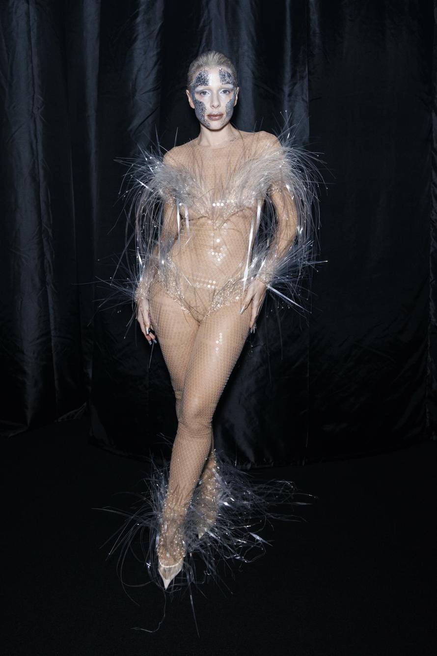 Julia Fox attends MUGLER Fall/Winter 2024 runway during Paris Fashion Week on February 2024 - Paris, France 03/03/2024