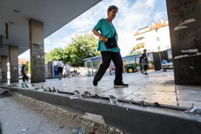 FOTO Radnici su već jutros popravili staklo na izlogu koje je sinoć ozlijedilo mlade u Splitu