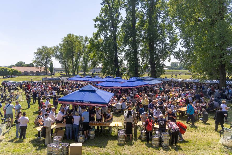 Osijek. Podjela graha na lijevoj obali Drave na Praznik rada