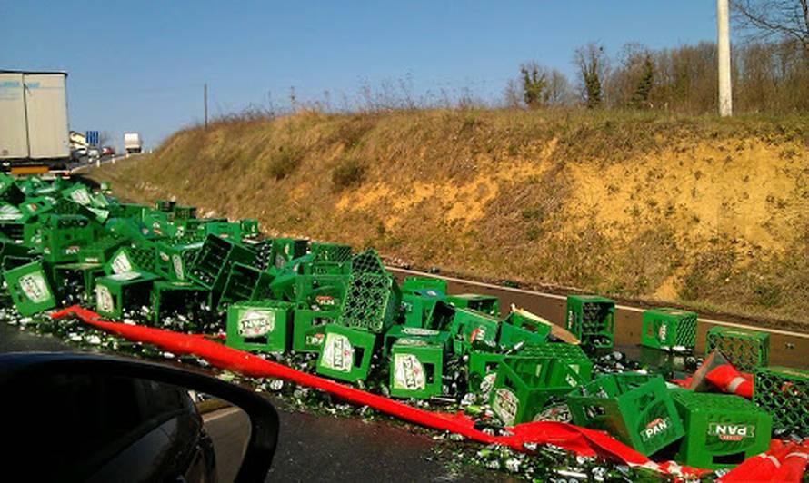 'Napile se ulice': Gajbe piva se rasule po cesti, vozač u šoku...