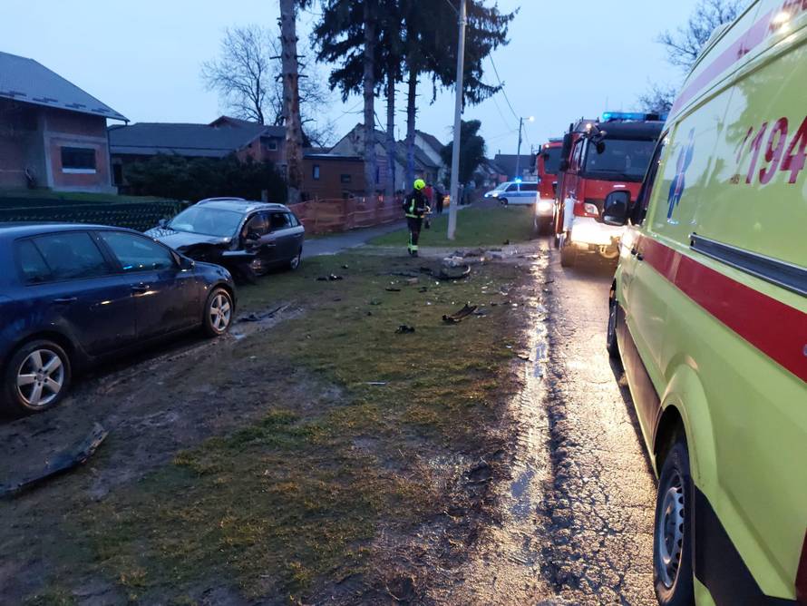 FOTO Dvoje ozlijeđenih u sudaru automobila kraj Siska