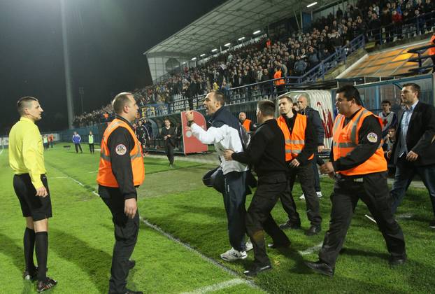 Koprivnica: Tudora zbog stalnih prigovora za&scaron;titari udaljili s terena