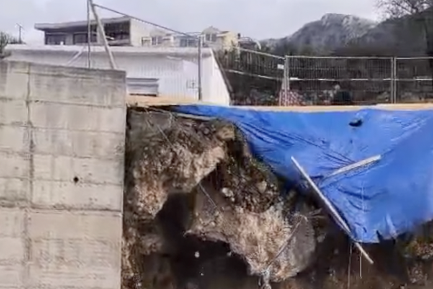 Na autobusnu stanicu u Podgori uslijed radova pao potporni zid i urušila se cesta