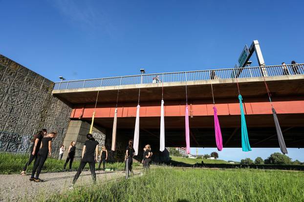 Čarobni ples na svili: Predivne siluete ispod mosta Mladosti