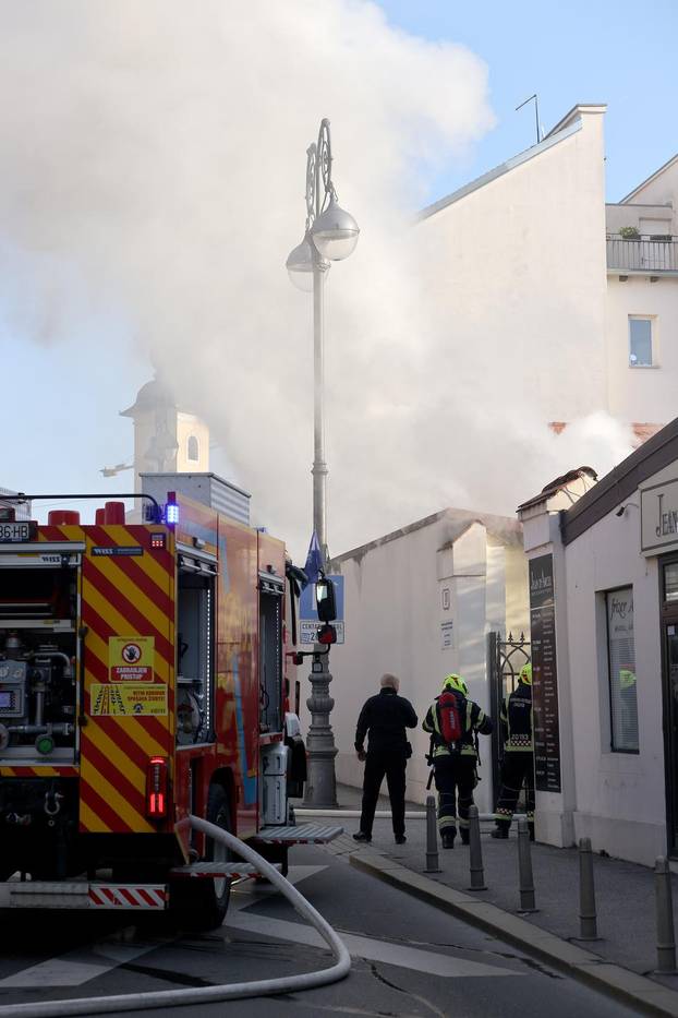 Zagreb: Na dvorišnoj zgradi na Kaptolu izbio je požar, vatrogasci izašli na intervenciju