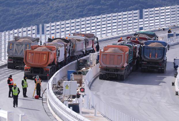 Nekoliko kamiona pod opterećenjem testira statiku Pelješkog mosta