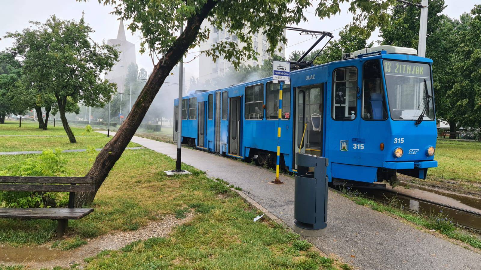 Na Ferenščici se lagano dimio tramvaj, vozač je ugasio požar