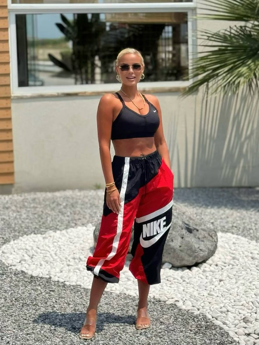 Srbija gori, a Dačićeva miljenica piše po internetu:  'Što ste, bre, vi? Komandanti? Zaigrali ste se'