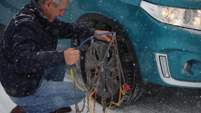 Zbog snijega na A1 vozači stavljaju lance na automobile