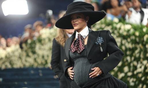 Trudnička odjeća, što vam je to? Rihanna trbuščić istaknula u tangama, korzetu, perju, tilu...