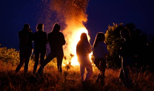 VIDEO Zapalili su Ivanjski krijes u Zlobinu: Bome je buknulo!