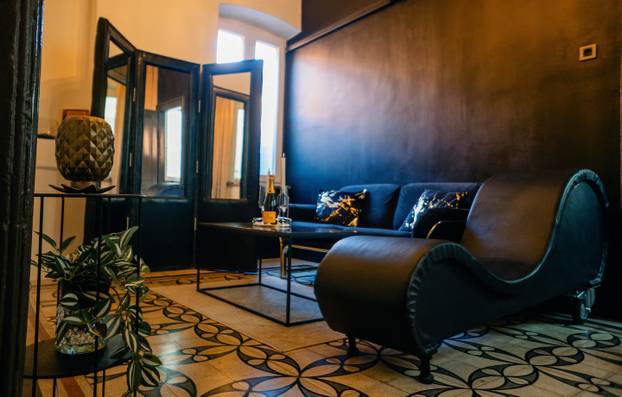 FOTO Stan u Zadru uređen je kao set iz filmova za odrasle: Evo koliko stoji noćenje