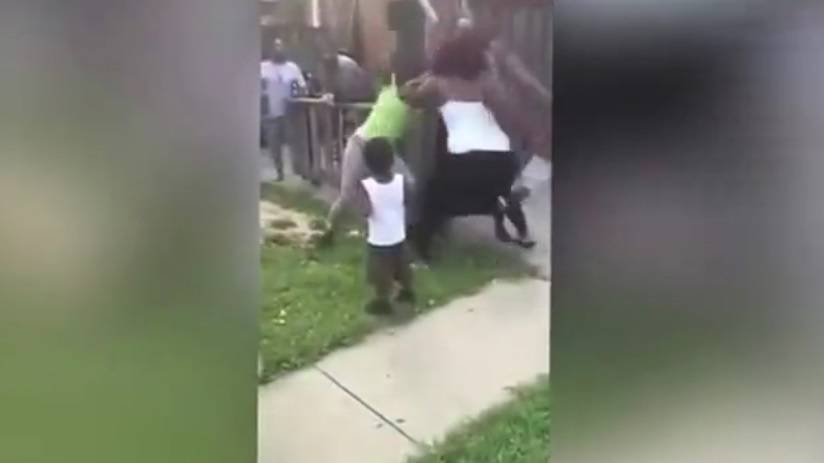 Šokantna snimka: Bacila dijete na pod kako bi se mogla tući