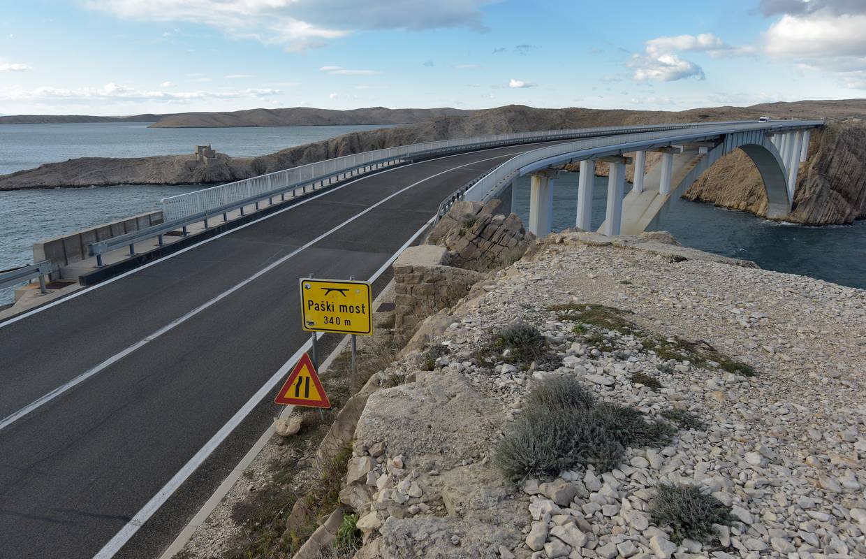 Zbog jakog vjetra Paški most otvoren samo za osobna vozila