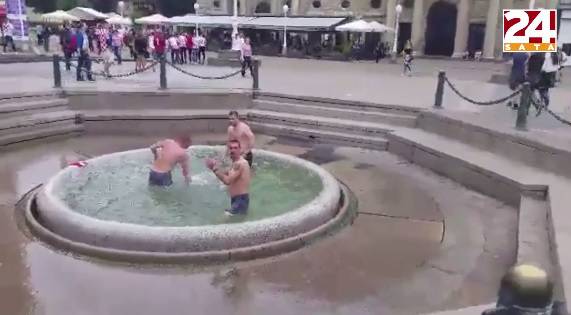 Pogledajte 'ludnicu' na Trgu: Slavlje i kupanje u Manduševcu