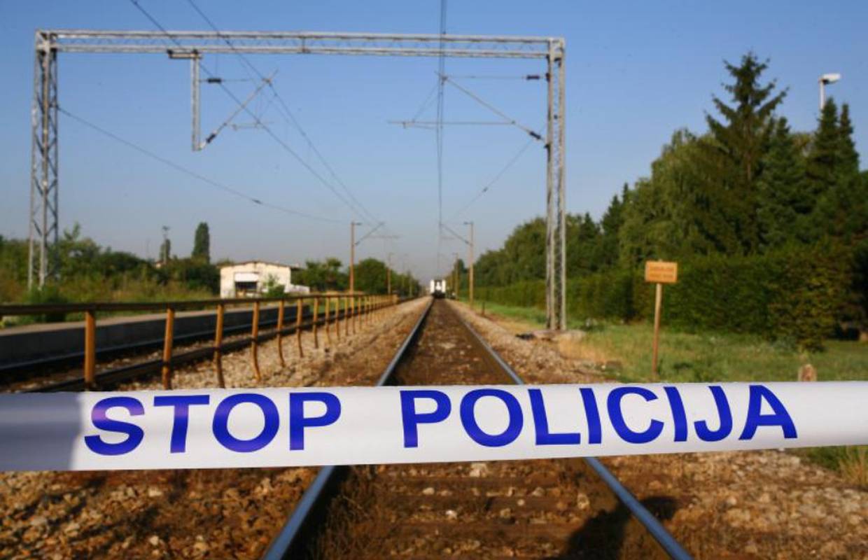 Pješak (79) poginuo u naletu vlaka: Prelazio je prugu izvan obilježenog prijelaza