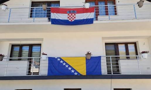 Na jednoj ku&cacute;i u srednjoj Bosni postavili zastave Hrvatske i BiH. 'Dok je takvih, jo&scaron; ima nade...'