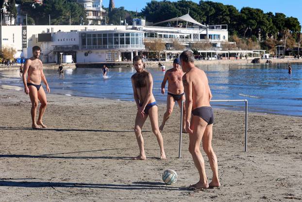Splićani uživaju u zimskom kupanju na Bačvicama