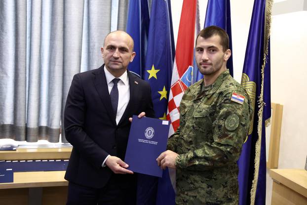 Zagreb: Ministar Anušić uručio ugovore vrhunskim sportašima i pričuvnicima Hrvatske vojske