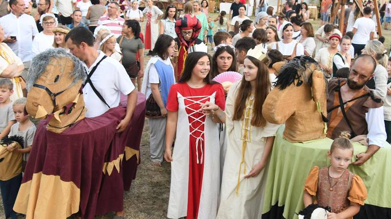 FOTO Vitezovi, dvorske lude i stari obrti: U Koprivnici otvoren 19. Renesansni festival!