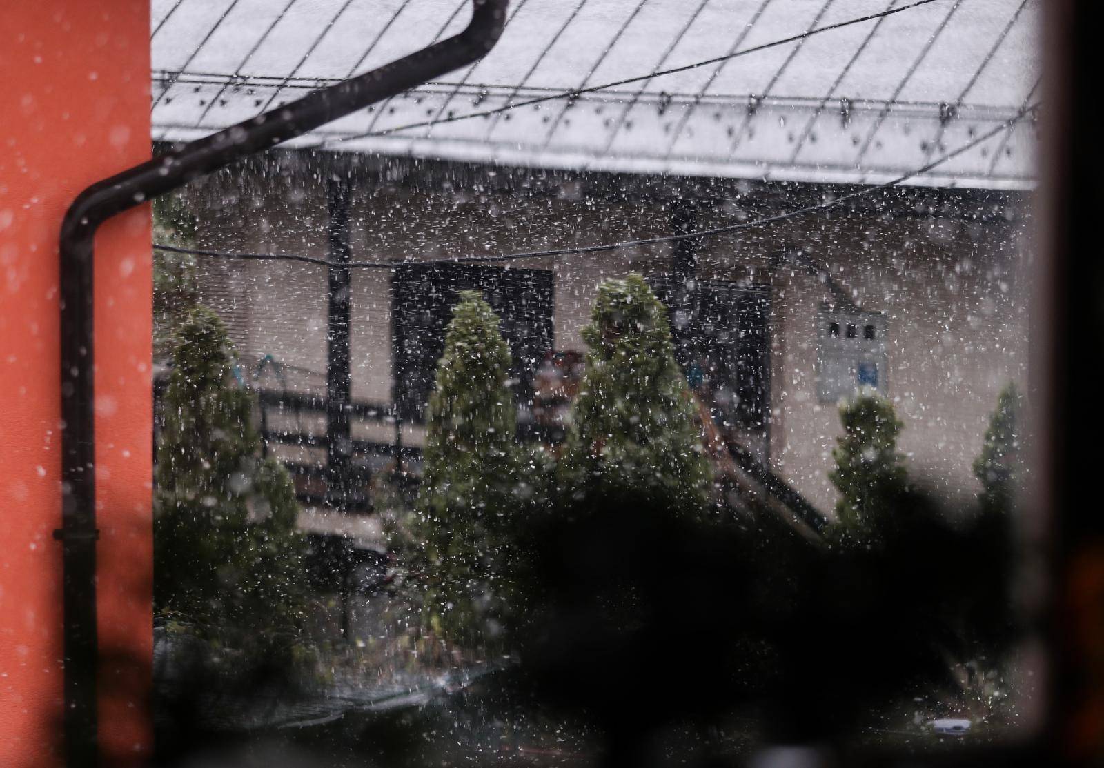 Ludo vrijeme! Jučer u Zagrebu 23 stupnja, a sada pada snijeg