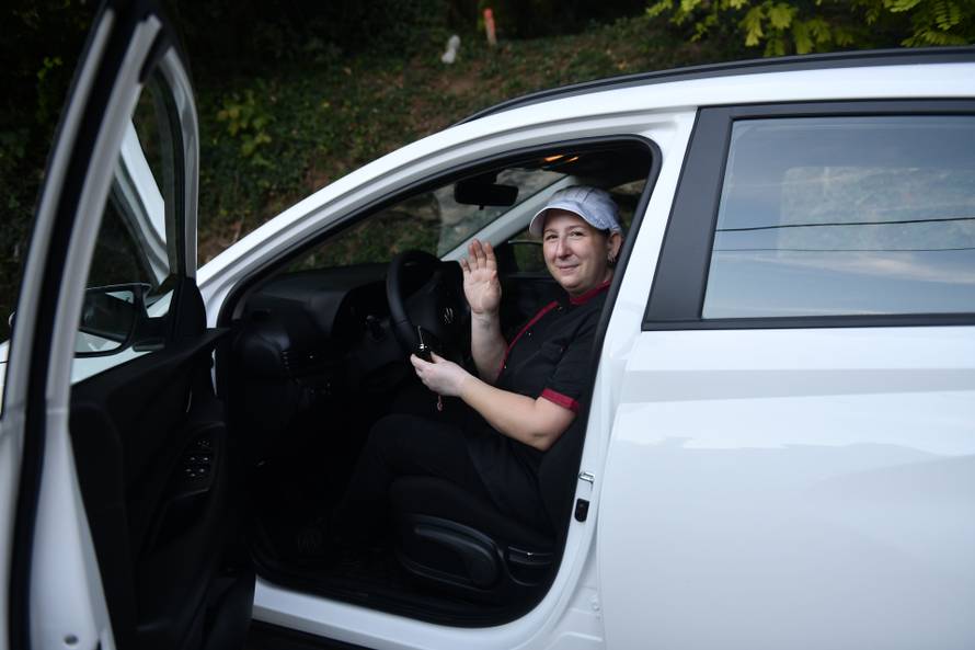 Zvečaj: Kuharica od gazde dobila auto na poklon za 20 godina rada