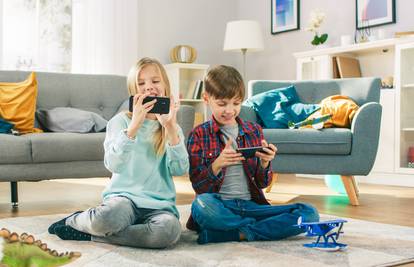 Osuđujemo roditelje koji svojoj djeci dopuštaju da se igraju s ekranima. Jesmo li u krivu?
