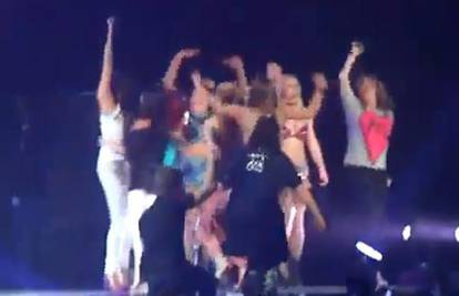 Sinovi se s Britney 'razbacali' na bini povodom kraja turneje