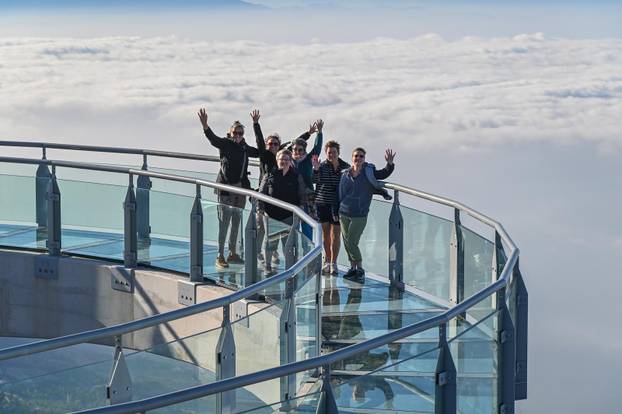 Makarska:  Malobrojni  turisti i izletnici uživaju u spektakularnom pogledu s vidikovca Nebeska šetnica - Skaywalk Biokovo