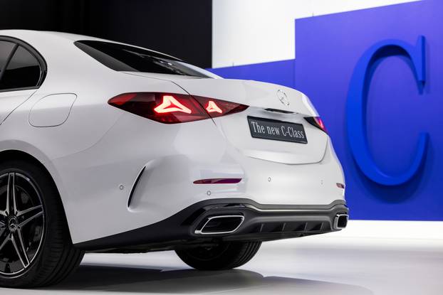Vertraute Stärke auf einem neuen Niveau: Die neue Mercedes-Benz C Klasse bleibt sich treu – und wächst über sich hinausThe new Mercedes-Benz C-Class: Refined strength. Trusted continuity.