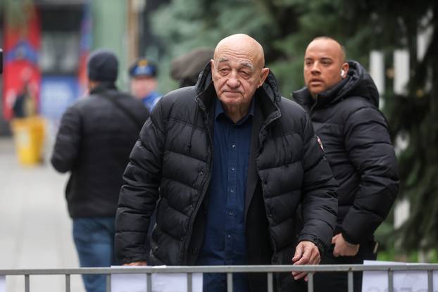 Sarajevo: Dolazak uzvanika na komemoraciju za Halida Bešlića u Narodno pozorište 