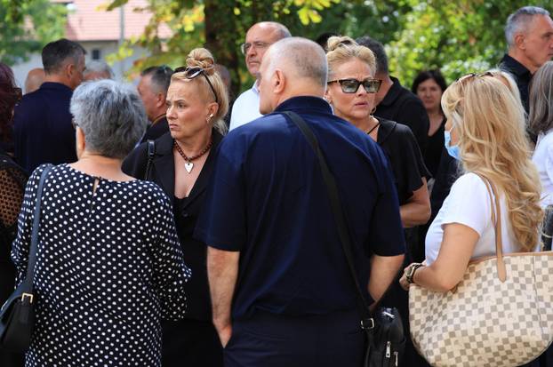 Zagreb: Posljednji ispraćaj Luce Mamić, majke Stojana, Zdravka i Zorana Mamića