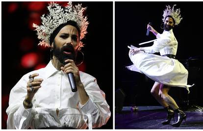 Božo Vrećo ponovno pjevao s avangardnom instalacijom: Na pozornici se vrtio kao balerina