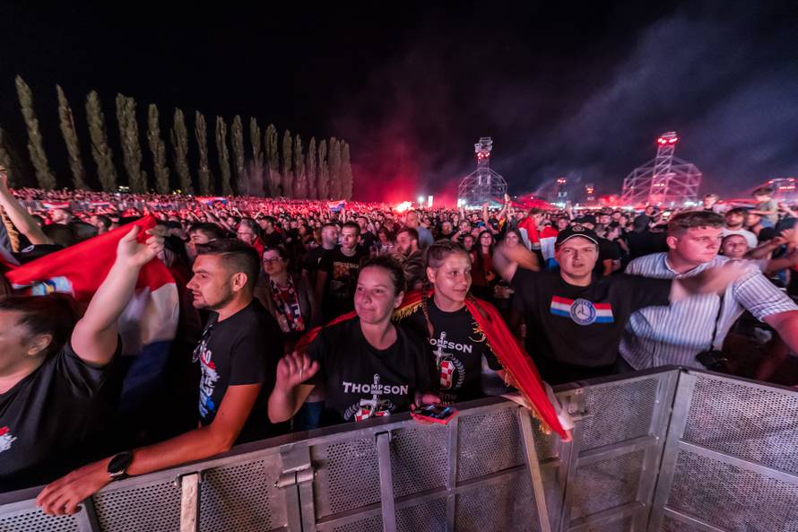 Obožavatelji na velikom koncertu Marka Perkovića Thompsona u Sinju