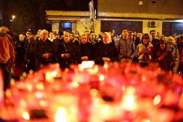 Mostar: Stanovnici zapalili svijeće i pomolili se za žrtve Vukovara i Škabrnje