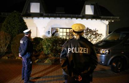 Policija pretražuje kopilotovu kuću, iznose vreće s dokazima