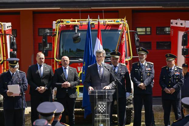 Zagreb: Svečana primopredaja vatrogasnih vozila