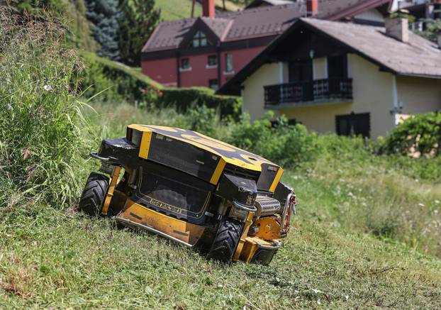 Gračani: Zagrebački Zrinjevac počeo je koristiti kosilice za travu na daljinsko upravljanje
