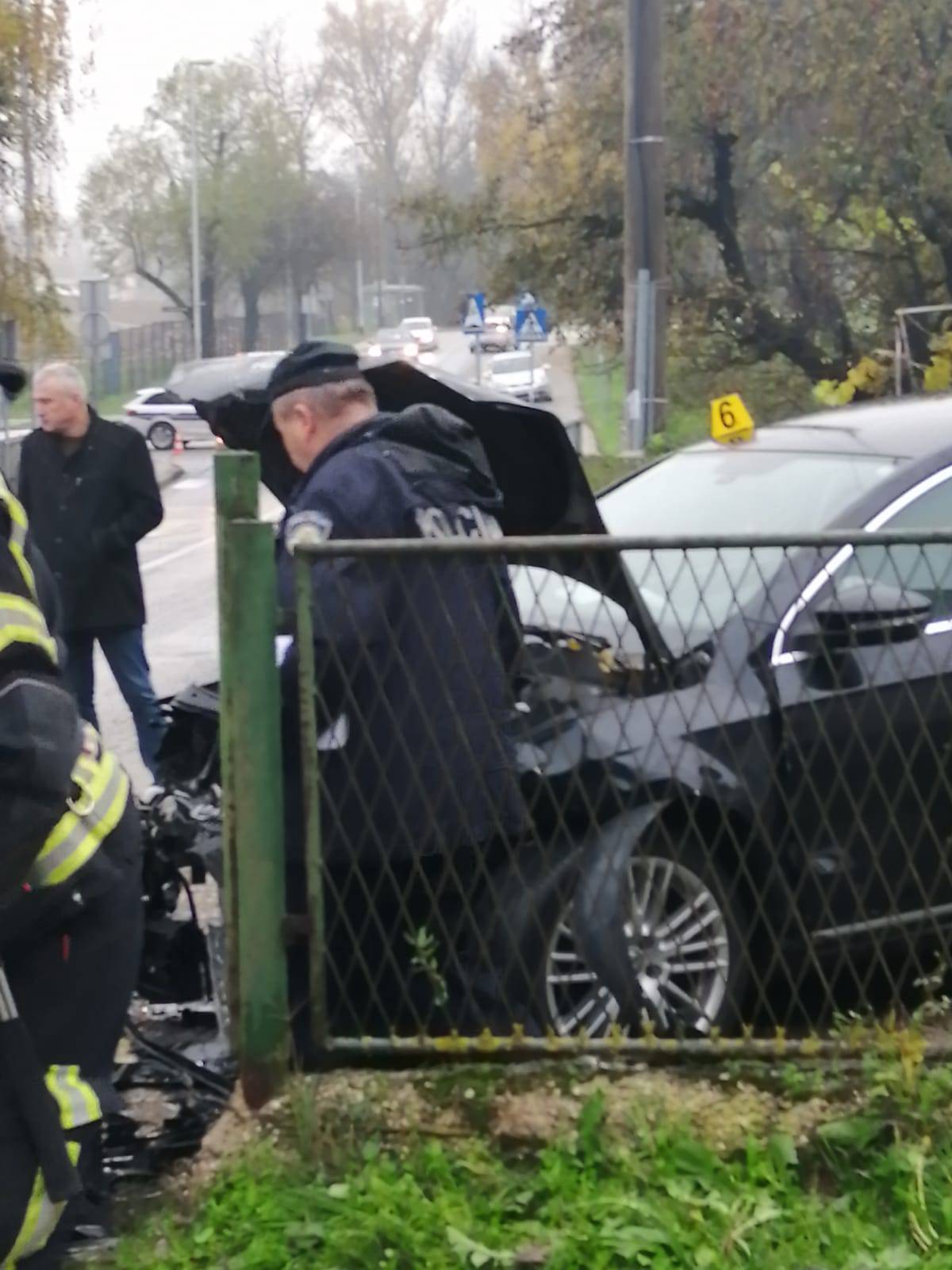 VIDEO Nesreća u Vukomercu: 'Sudarila se tri auta, vatrogasci pokušavaju razdvojiti vozila'