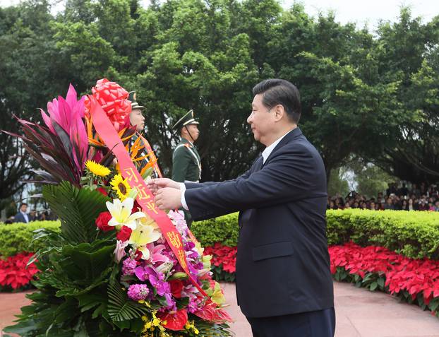 Xi Jinping polaže cvijetni vijenac ispred bronzane statue Denga Xiaopinga u parku Lianhuashan u Šenženu, južna kineska provincija Guangdong, 8. decembra 2012. godine.