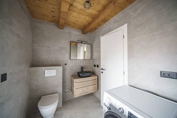 FOTO Ulov i pol: Kamena kuća u Tribunju nalazi se tik do mora, a vrijedi manje od 'milje'!?!