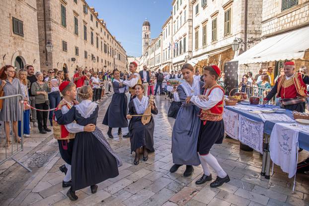Dubrovnik: Nakon dvije godine pauze na Stradunu je održana Dubrovačka trpeza