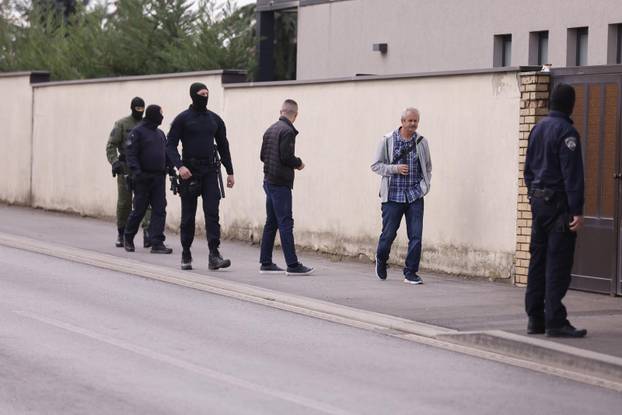 Čepin:  Policija i djelatnici USKOK-a ispred kuće Dragana Bakovića zvanog Bambur