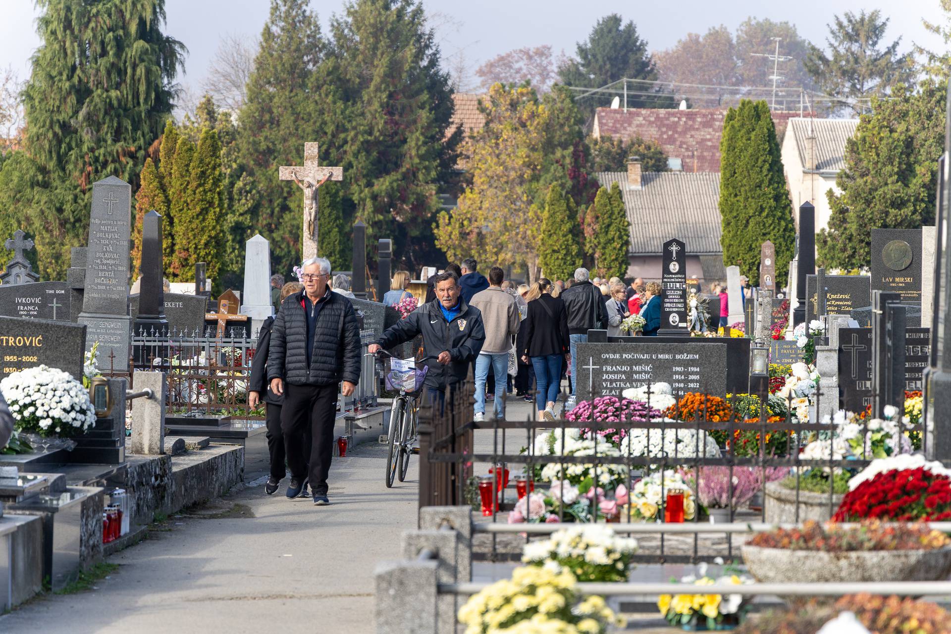 Gužve na osječkim grobljima povodom obilježavanja Svih svetih