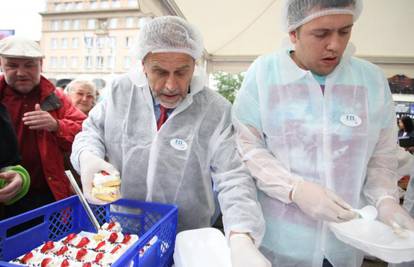 Bandić najavio izmjene GUP-a, nove garaže pa dijelio jagode