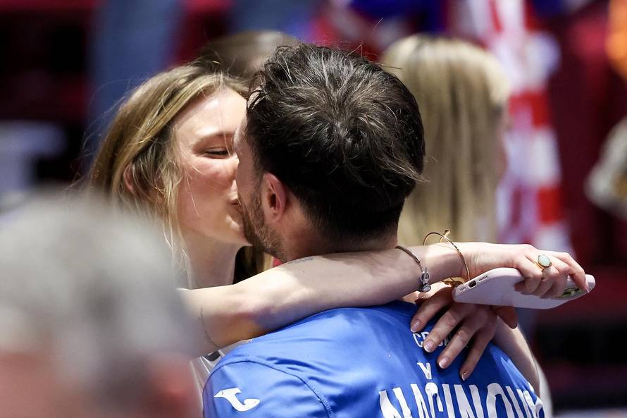 Malmo: Hrvatski rukometaši ipak najviše vole proslavu ulaska u polufinale uz poljupce svojih partnerica i zagrljaje obitelji